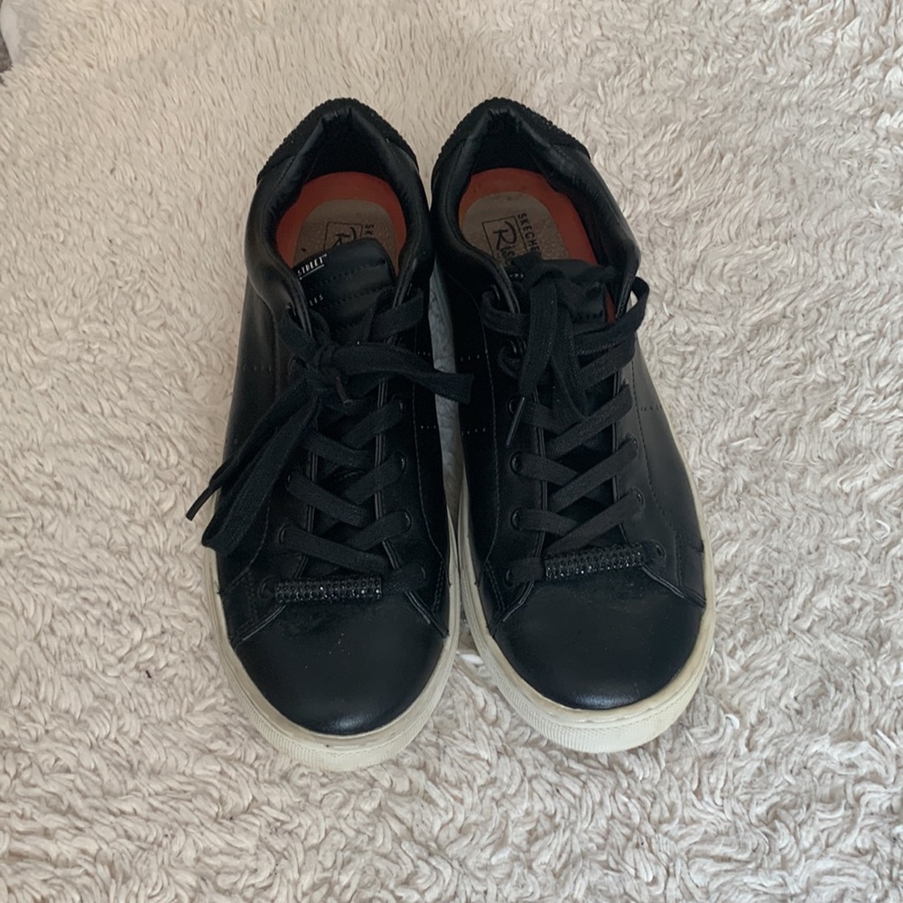Cute sketcher sneakers black smiley face on the back size 9.5 only worn once